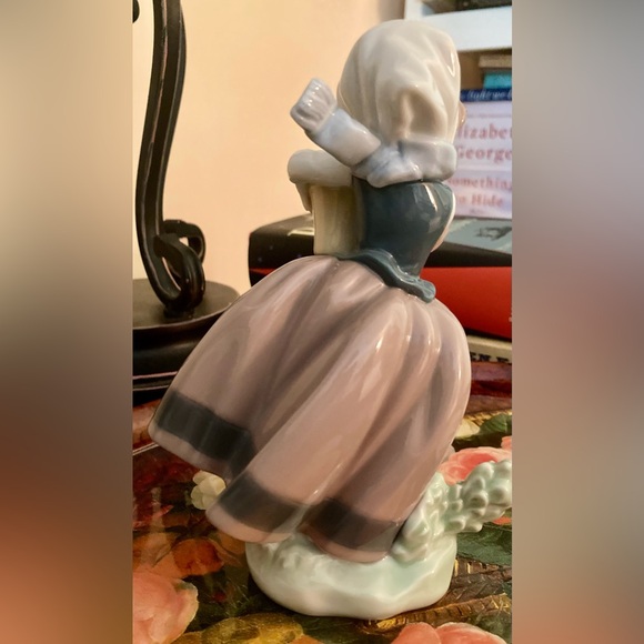 Lladro Spring is Here Girl with Flowers Figurine Daisa 1983 Made in Spain, 6.6”H - Picture 3 of 7